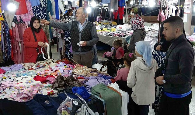 Kütahya'da kıyafet pazarı vatandaşların akınına uğruyor