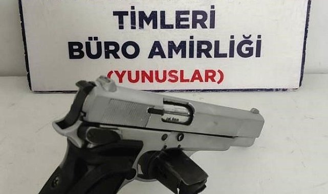 Kütahya'da Yunus Timleri bir kişinin aracında kurusıkı tabanca ele geçirdi