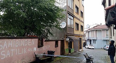 Kuvvetli rüzgar ve fırtına binanın straforlarını uçurdu