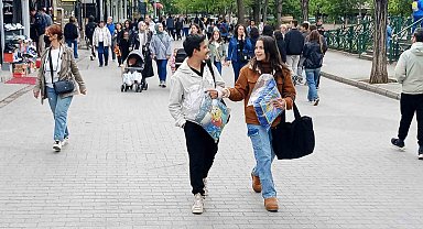 Kuvvetli rüzgar ve yağış çarşıdaki yoğunluğa engel olmadı