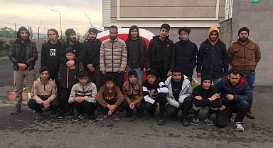 Lastiği patlatırak durdurulan panelvandan 19 kaçak çıktı