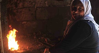 Leyla usta ve eşi teknolojiye rağmen demircilik mesleğini yıllardır sürdürüyor
