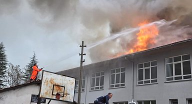 Lisenin çatı katında çıkan yangın ekipler tarafından söndürüldü