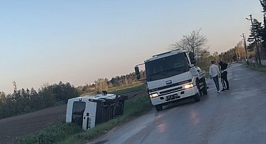 Lüleburgaz'da minibüs yol kenarına devrildi