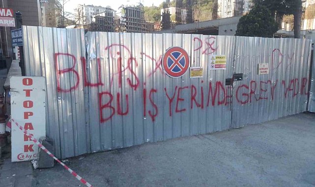 Maaş alamadıklarını iddia eden işçiler iş bırakma eylemi yaptı