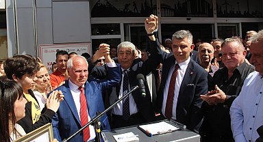 Makam odasının kapısını sökerek göreve başladı
