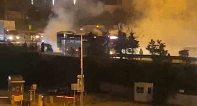 Maltepe'de seyir halindeki otobüsten dumanlar yükseldi