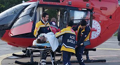 Mangal yakmak isterken benzinin parlaması sonucu yandılar: Yardıma ambulans helikopter yetişti