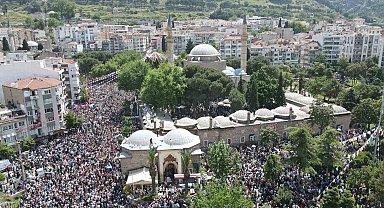 Manisa'da on binlerce el şifaya uzandı