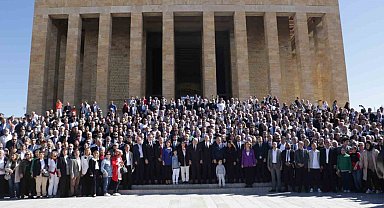 Mansur Yavaş ile 16 ilçe belediye başkanı Anıtkabir'i ziyaret etti