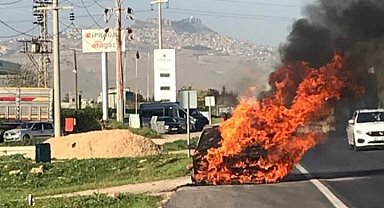 Mardin'de park halindeki otomobil alev topuna döndü