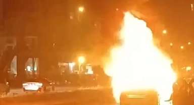 Mardin'de park halindeki otomobil alev topuna döndü