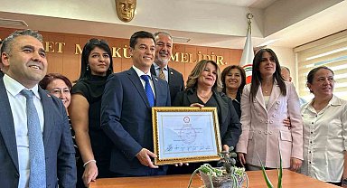 Marmaris'in yeni Belediye Başkanı Ünlü mazbatasını aldı