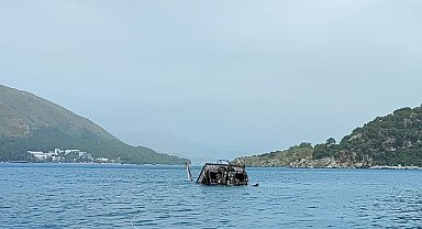 Marmaris'te açıkta demirleyen gezi teknesi battı