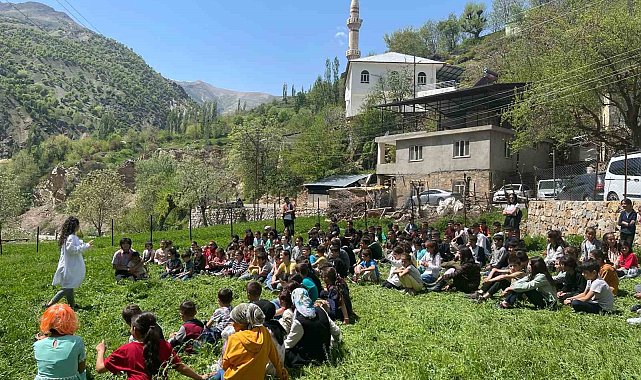 Mereto Dağı eteklerindeki öğrencilere doğal ortamda tiyatro eşliğinde diş sağlığı eğitimi