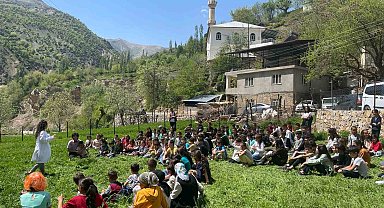 Mereto Dağı eteklerindeki öğrencilere doğal ortamda tiyatro eşliğinde diş sağlığı eğitimi