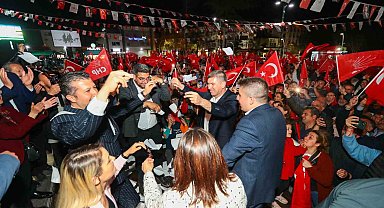 Merkezde güven tazeleyen Ercengiz, Cumhuriyet Meydanı'nda kutlama yaptı