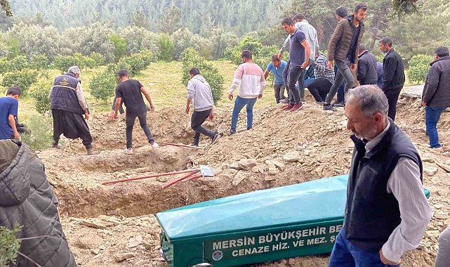 Mersin'de cinayete kurban giden 3 kişilik ailenin cenazeleri defin edildi