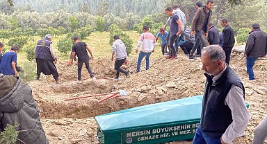 Mersin'de cinayete kurban giden 3 kişilik ailenin cenazeleri defin edildi