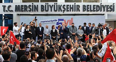 Mersin'de yeniden seçilen Vahap Seçer, mazbatasını aldı