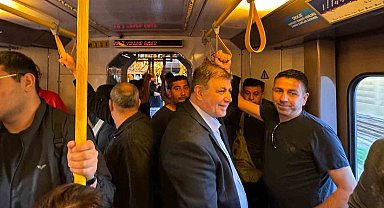 Metroda Başkan Tugay'ı görenler önce şaşırdı sonra fotoğraf çektirdi