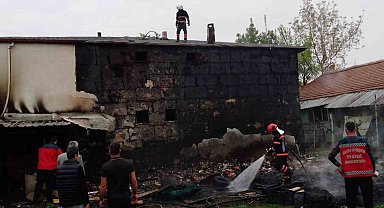 Meyve kasaları tutuştu, baraka kül oldu