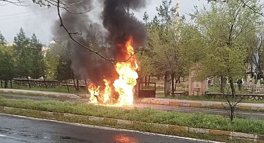 Mezarlığa giden ailenin otomobili alevlere teslim oldu