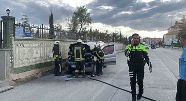 Mezarlık ziyaretine gitti, aracı yandı