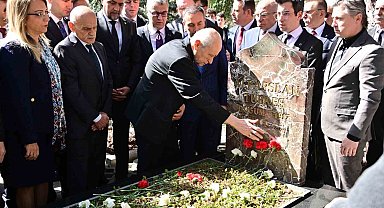 MHP Genel Başkanı Bahçeli, Alparslan Türkeş'in kabrini ziyaret etti