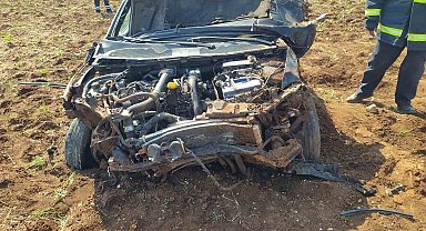 Midyat'ta tekeri patlayan otomobil yol kenarına savruldu: 2 yaralı