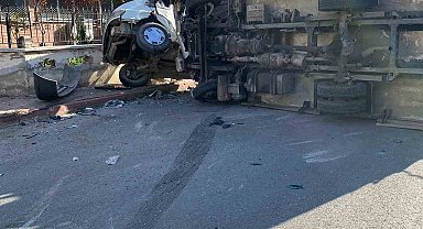 Minibüs ile kamyonet çarpıştı: 3 yaralı