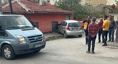 Minibüsle çarpışan otomobil evin duvarına çarparak durabildi