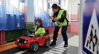 Minik öğrenciler ellerindeki pankartlarla jandarmayı kapıda karşıladı