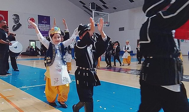 Miniklerden coşkulu 23 Nisan kutlaması