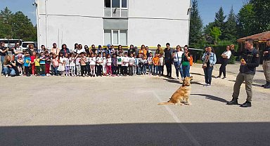 Mithat Paşa İlkokulu'nun ana sınıfı öğrencileri velileri ve idari personeli Eskişehir Emniyet Müdürlüğü'nü ziyaret etti