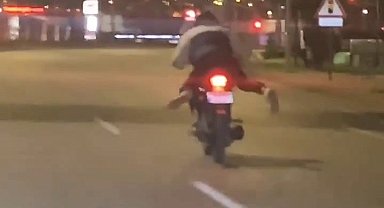 Motorunun üzerine yatarak yolculuk yapan sürücü kamerada