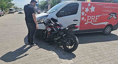 Motosiklet araca ok gibi saplandı