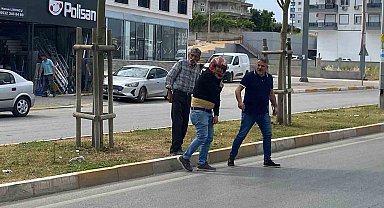 Motosiklet sürücüsü kaskı sayesinde kazayı ucuz atlattı