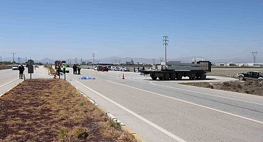 Motosiklet tıra çarptı, sürücü öldü