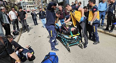 Motosiklet yayaya çarptı, 3 kişi yaralandı