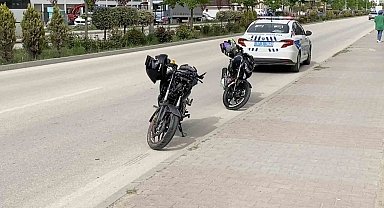 Motosiklet yolun karşısına geçmek isteyen anne ve oğluna çarptı: 3 yaralı