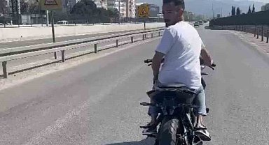Motosikleti yatarak kullandı, canını hiçe saydı