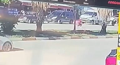Motosikletin çocuğa çarpma anı güvenlik kamerasında