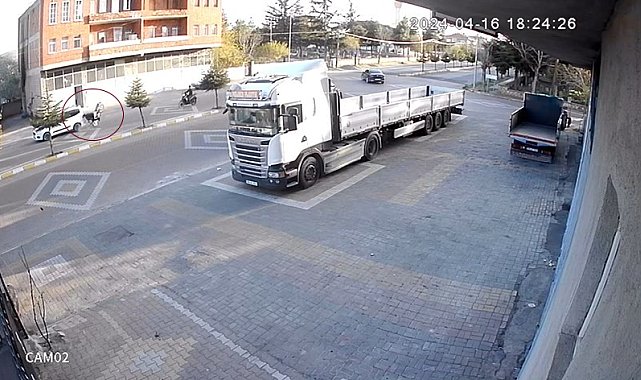 Motosikletin duran araca çarptığı kaza anı kameralarda