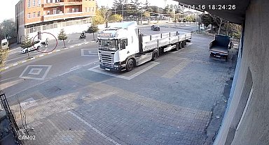 Motosikletin duran araca çarptığı kaza anı kameralarda