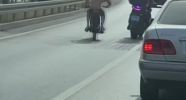 Motosikletini, kendisine 'dur' ihtarında bulunan motorize trafik polisinin üzerine sürdü