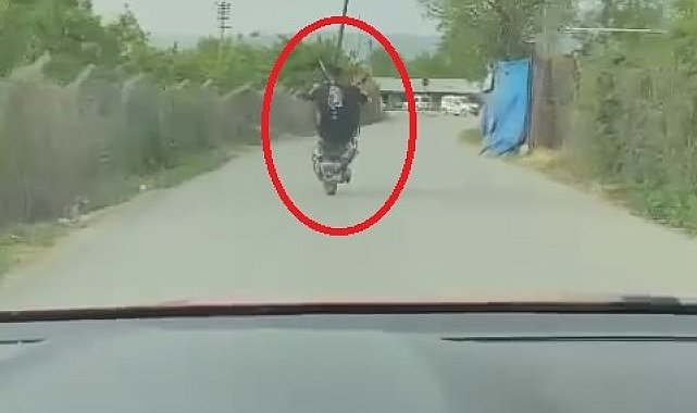 Motosikletiyle ön kaldırdı, kayarak yere düştü