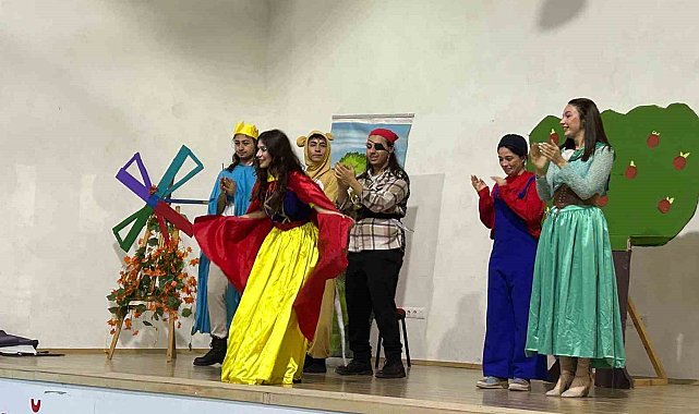 Muğla'da üniversite öğrencileri çocuklara tiyatro oyunu sergiledi