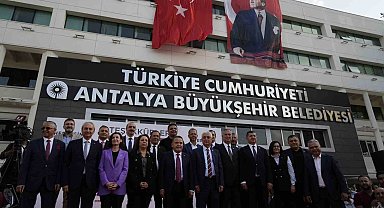 Muhittin Böcek: "Çalışma arkadaşlarım görevlerini aksatmayacak, siyaset yapmayacak"