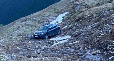 Multat Yaylası'nda aracıyla mahsur kalan Arap turist için seferber oldular